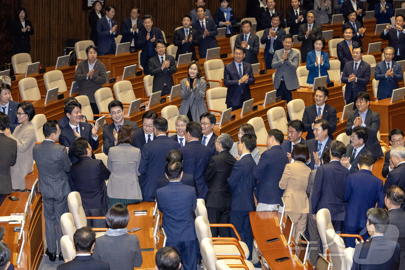 (서울=뉴스1) 국회사진기자단 = 이재명 대통령이 4일 서울 여의도 국회의사당에서 내년도 정부 예산안에 대한 시정연설을 하기 위해 본회의장으로 입장하며 더불어민주당 의원들과 악수하 …