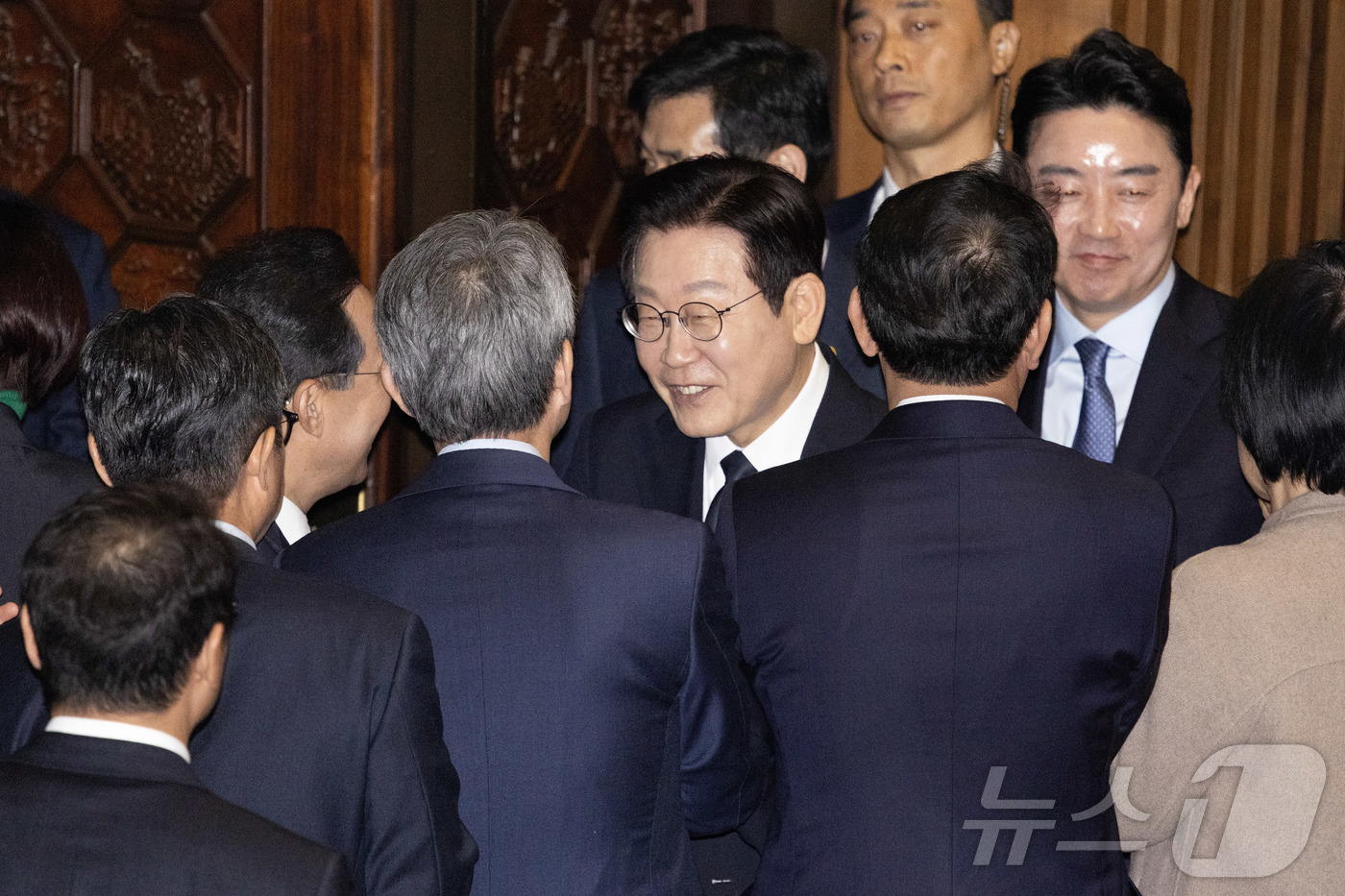 (서울=뉴스1) 국회사진기자단 = 이재명 대통령이 4일 서울 여의도 국회의사당에서 내년도 정부 예산안에 대한 시정연설을 마친 후 본회의장에서 퇴장하며 더불어민주당 의원들과 악수하고 …