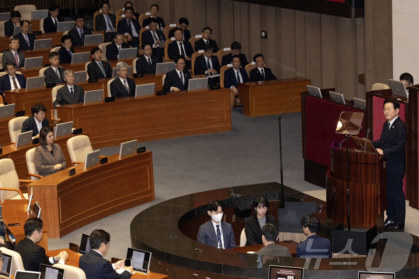 (서울=뉴스1) 국회사진기자단 = 이재명 대통령이 4일 서울 여의도 국회의사당 본회의장에서 내년도 정부 예산안에 대한 시정연설을 하고 있다.