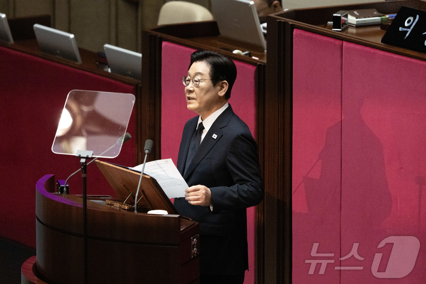 (서울=뉴스1) 국회사진기자단 = 이재명 대통령이 4일 서울 여의도 국회의사당 본회의장에서 내년도 정부 예산안에 대한 시정연설을 하고 있다. 2025.11.4/뉴스1