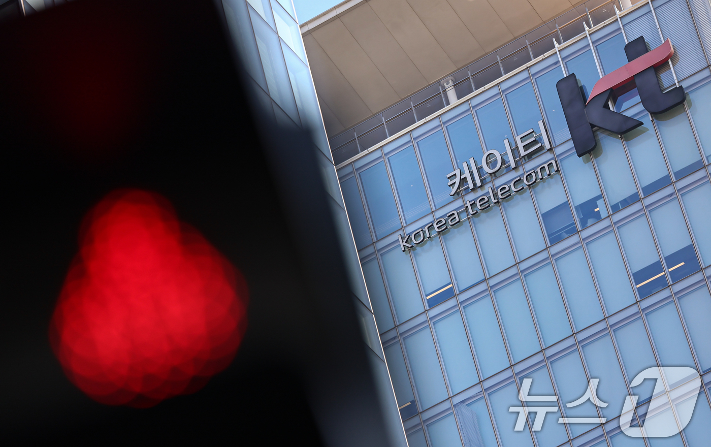 (서울=뉴스1) 김도우 기자 = KT가 4일 이사회를 열고 김영섭 대표의 거취와 무단 소액결제 사고와 관련한 전 고객 대상 유심(USIM) 교체 여부를 결정한다.사진은 이날 서울 …