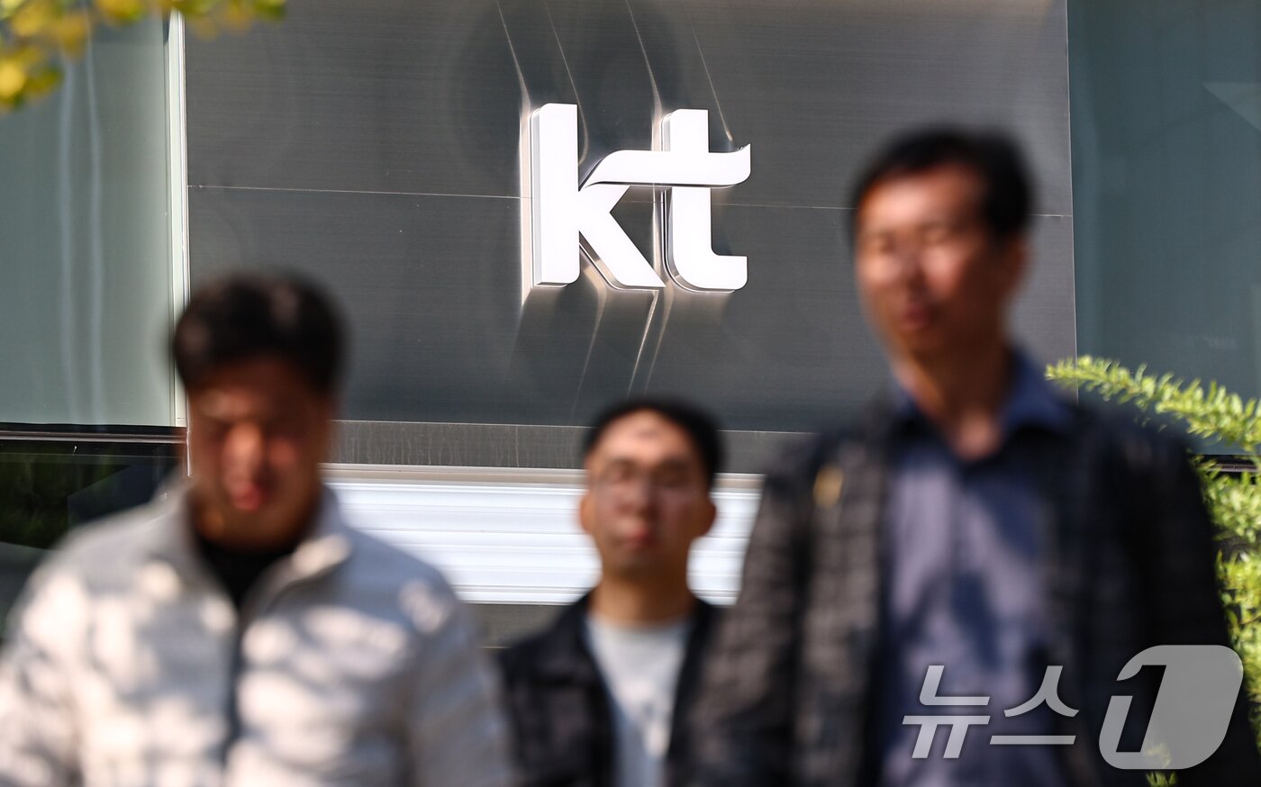 본문 이미지 - KT가 4일 이사회를 열고 김영섭 대표의 거취와 무단 소액결제 사고와 관련한 전 고객 대상 유심&#40;USIM&#41; 교체 여부를 결정한다.  2025.11.4/뉴스1 ⓒ News1 김도우 기자