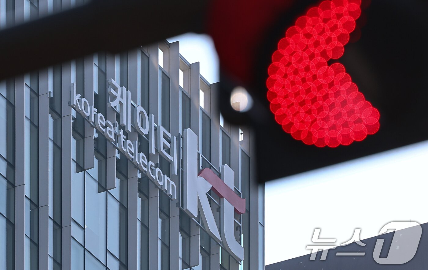 본문 이미지 - KT가 4일 이사회를 열고 김영섭 대표의 거취와 무단 소액결제 사고와 관련한 전 고객 대상 유심&#40;USIM&#41; 교체 여부를 결정한다. 2025.11.4/뉴스1 ⓒ News1 김도우 기자