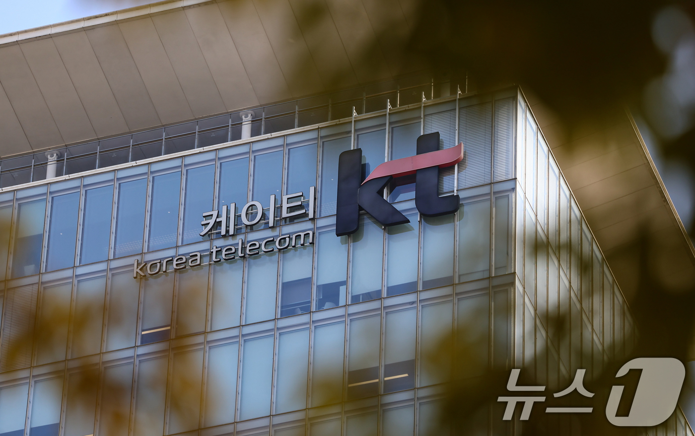 (서울=뉴스1) 김도우 기자 = KT가 4일 이사회를 열고 김영섭 대표의 거취와 무단 소액결제 사고와 관련한 전 고객 대상 유심(USIM) 교체 여부를 결정한다.사진은 이날 서울 …