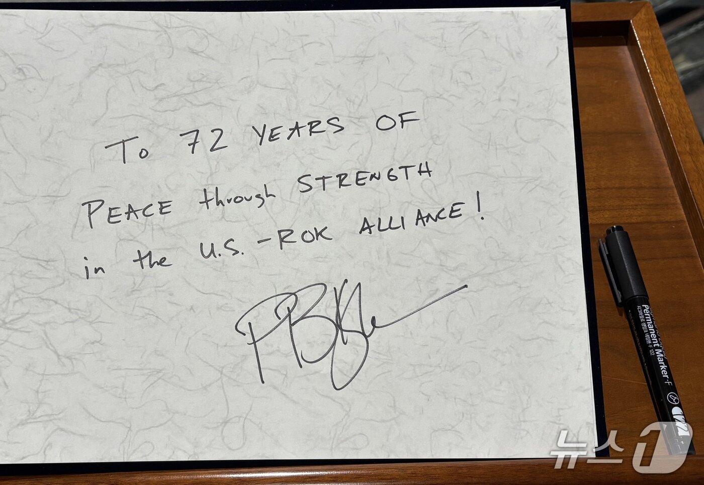 본문 이미지 - 4일 피트 헤그세스 미 국방부(전쟁부) 장관이 남긴 방명록. (국방부 제공)