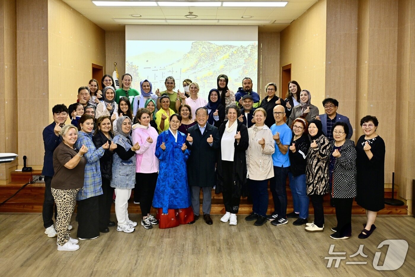 본문 이미지 - 지난달 튀르키예 방문단 시립박물관 방문 당시.&#40;속초시 제공, 재판매 및 DB 금지&#41; 2025.11.4/뉴스1