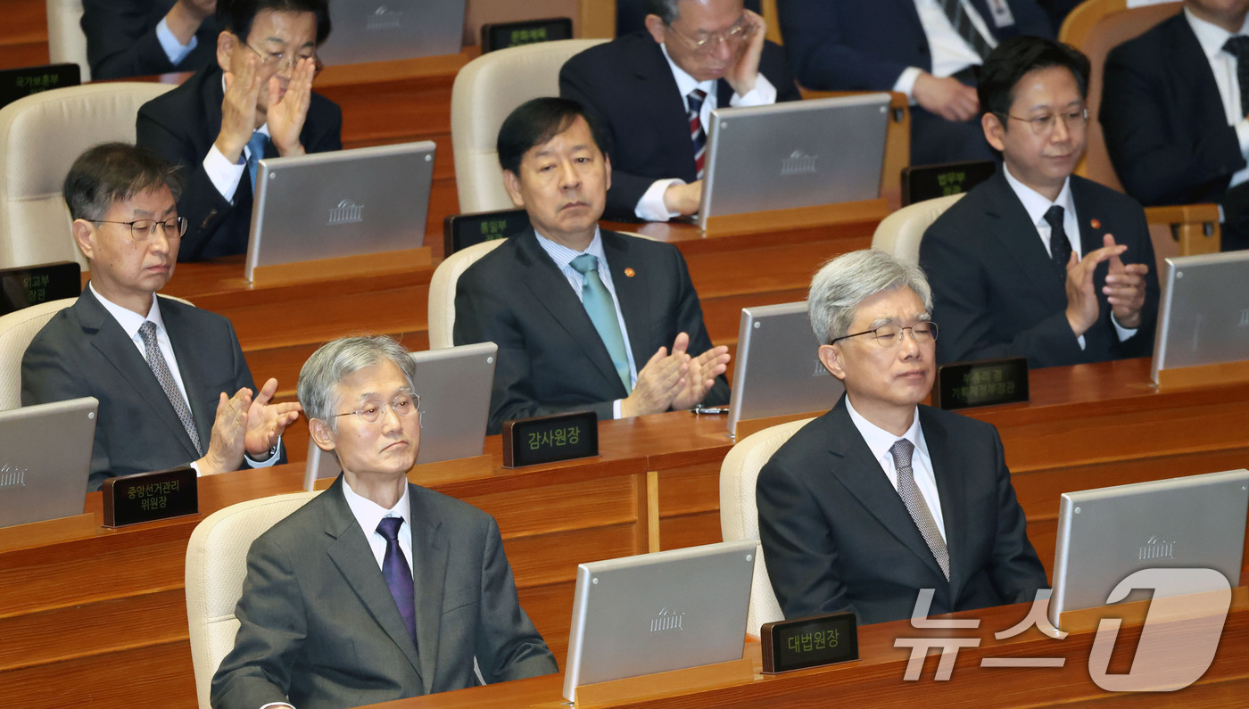 (서울=뉴스1) 국회사진기자단 = 조희대 대법원장이 4일 오전 서울 여의도 국회 본회의장에서 이대통령의 내년도 정부 예산안에 대한 시정연설을 듣고 있다.2025.11.4/뉴스1