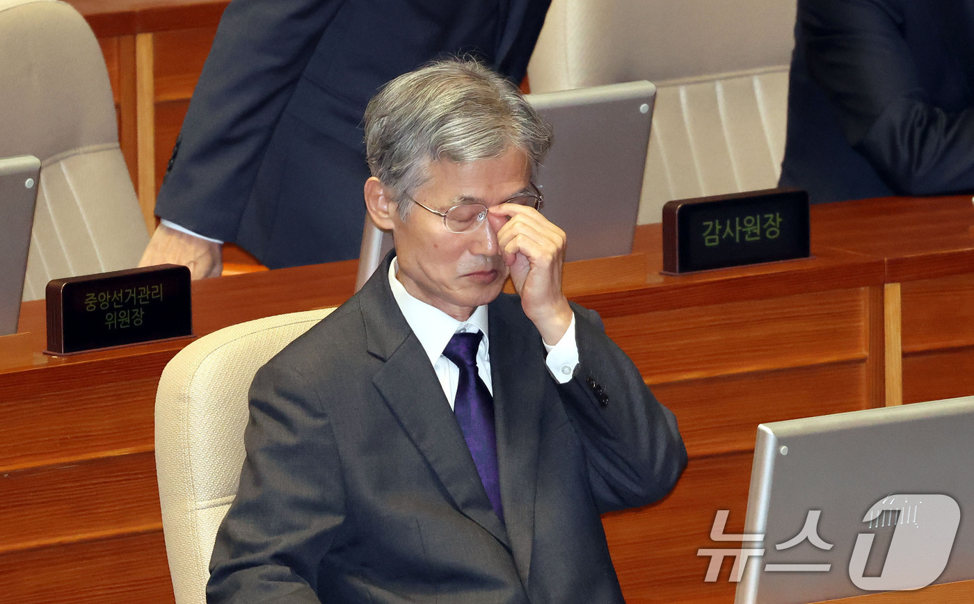 (서울=뉴스1) 국회사진기자단 = 조희대 대법원장이 4일 오전 서울 여의도 국회 본회의장에서 안경을 고쳐쓰고 있다. 2025.11.4/뉴스1