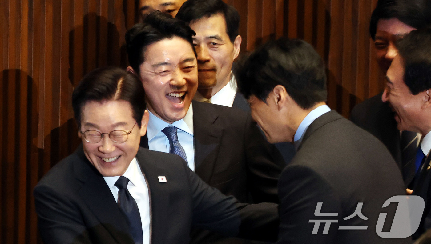 (서울=뉴스1) 국회사진기자단 = 이재명 대통령이 4일 오전 서울 여의도 국회 본회의장에서 내년도 정부 예산안에 대한 시정연설을 마치고 퇴장하고 있다.