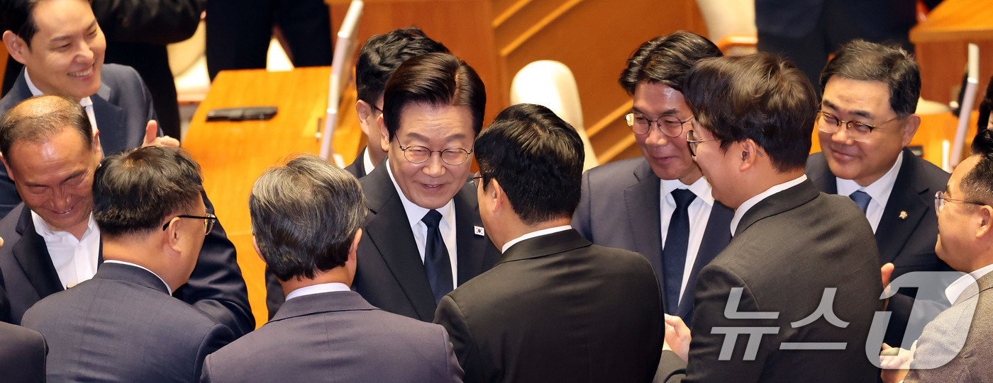 (서울=뉴스1) 국회사진기자단 = 이재명 대통령이 4일 오전 서울 여의도 국회 본회의장에서 내년도 정부 예산안에 대한 시정연설을 마치고 퇴장하고 있다. 2025.11.4/뉴스1