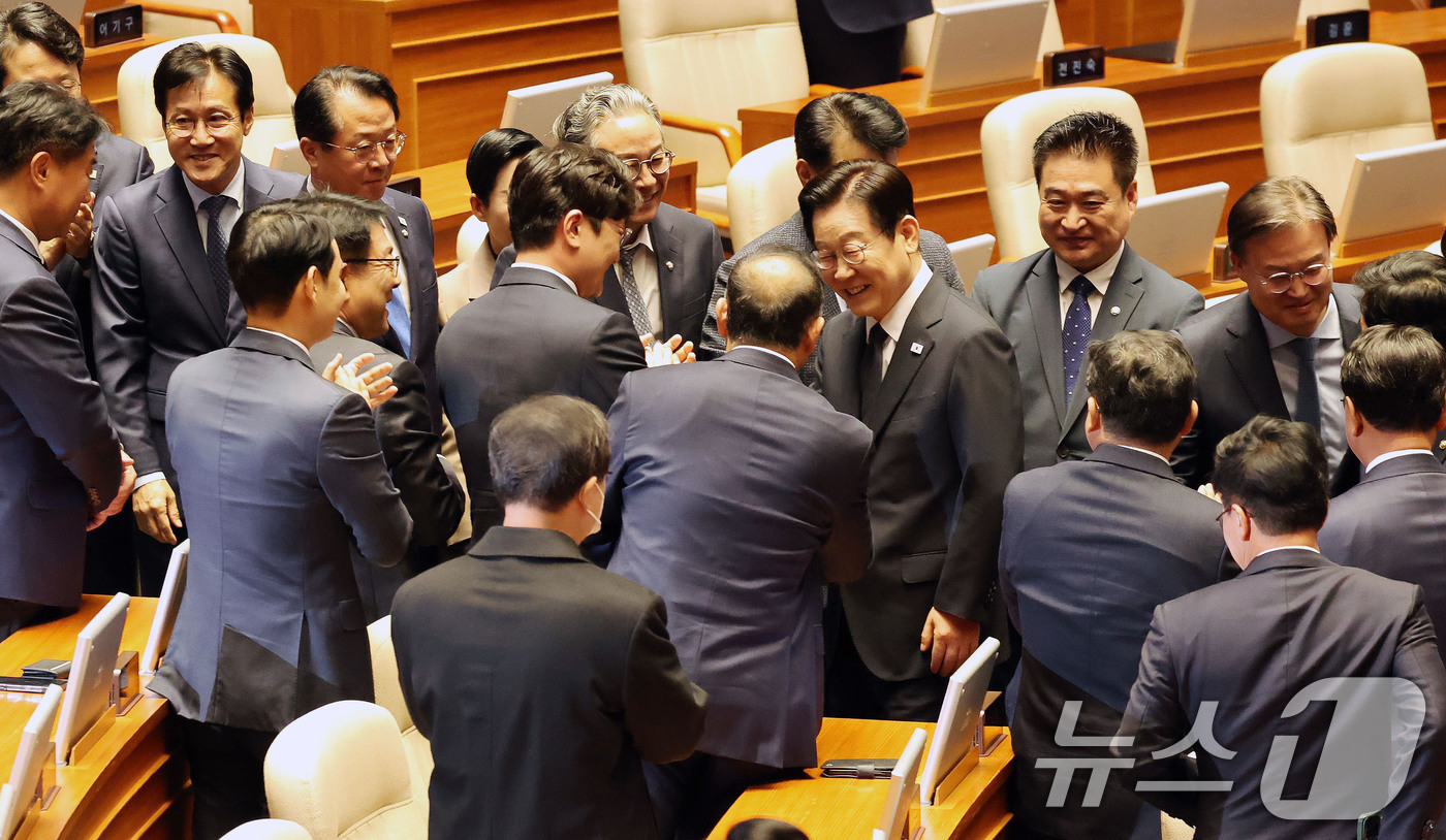 (서울=뉴스1) 국회사진기자단 = 이재명 대통령이 4일 오전 서울 여의도 국회 본회의장에서 내년도 정부 예산안에 대한 시정연설을 마치고 퇴장하고 있다.