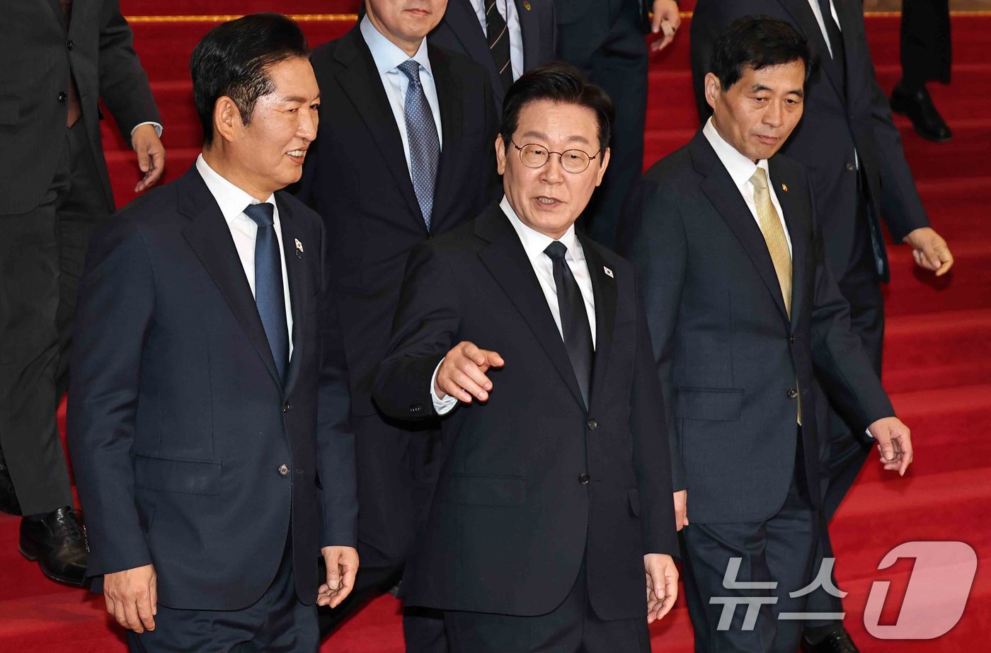 (서울=뉴스1) 국회사진기자단 = 이재명 대통령이 4일 서울 여의도 국회에서 열린 2026년도 예산안 및 기금운용계획안에 대한 정부의 시정연설을 마치고 국회를 나서며 정청래 더불어 …