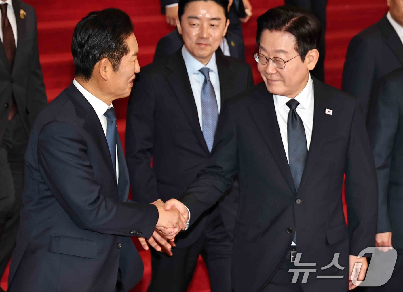 (서울=뉴스1) 국회사진기자단 = 이재명 대통령이 4일 서울 여의도 국회에서 열린 2026년도 예산안 및 기금운용계획안에 대한 정부의 시정연설을 마치고 국회를 나서며 정청래 더불어 …