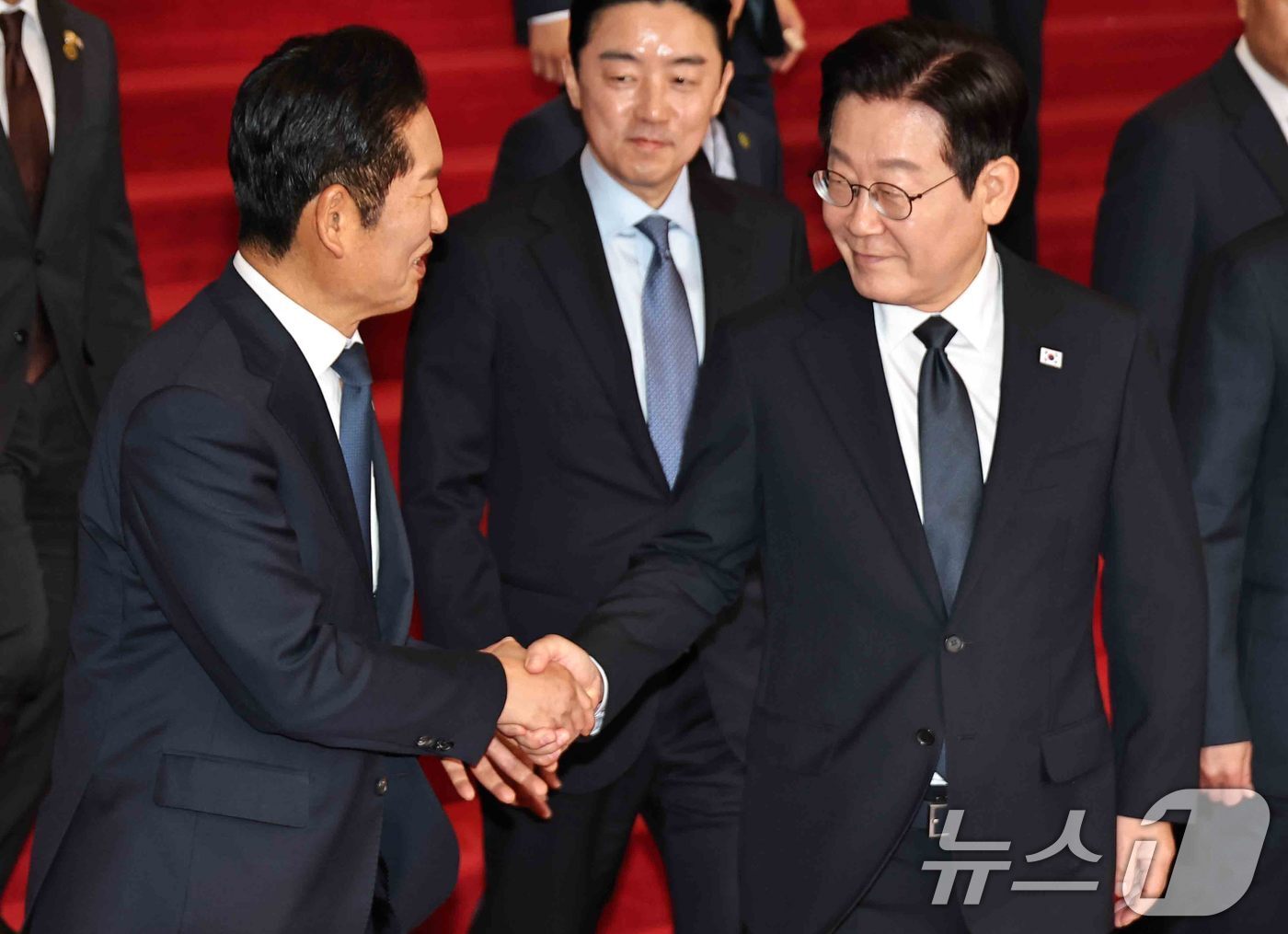 본문 이미지 - 이재명 대통령이 4일 서울 여의도 국회에서 열린 2026년도 예산안 및 기금운용계획안에 대한 정부의 시정연설을 마치고 국회를 나서며 정청래 더불어민주당 대표와 악수하고 있다. 2025.11.4/뉴스1 ⓒ News1 국회사진기자단