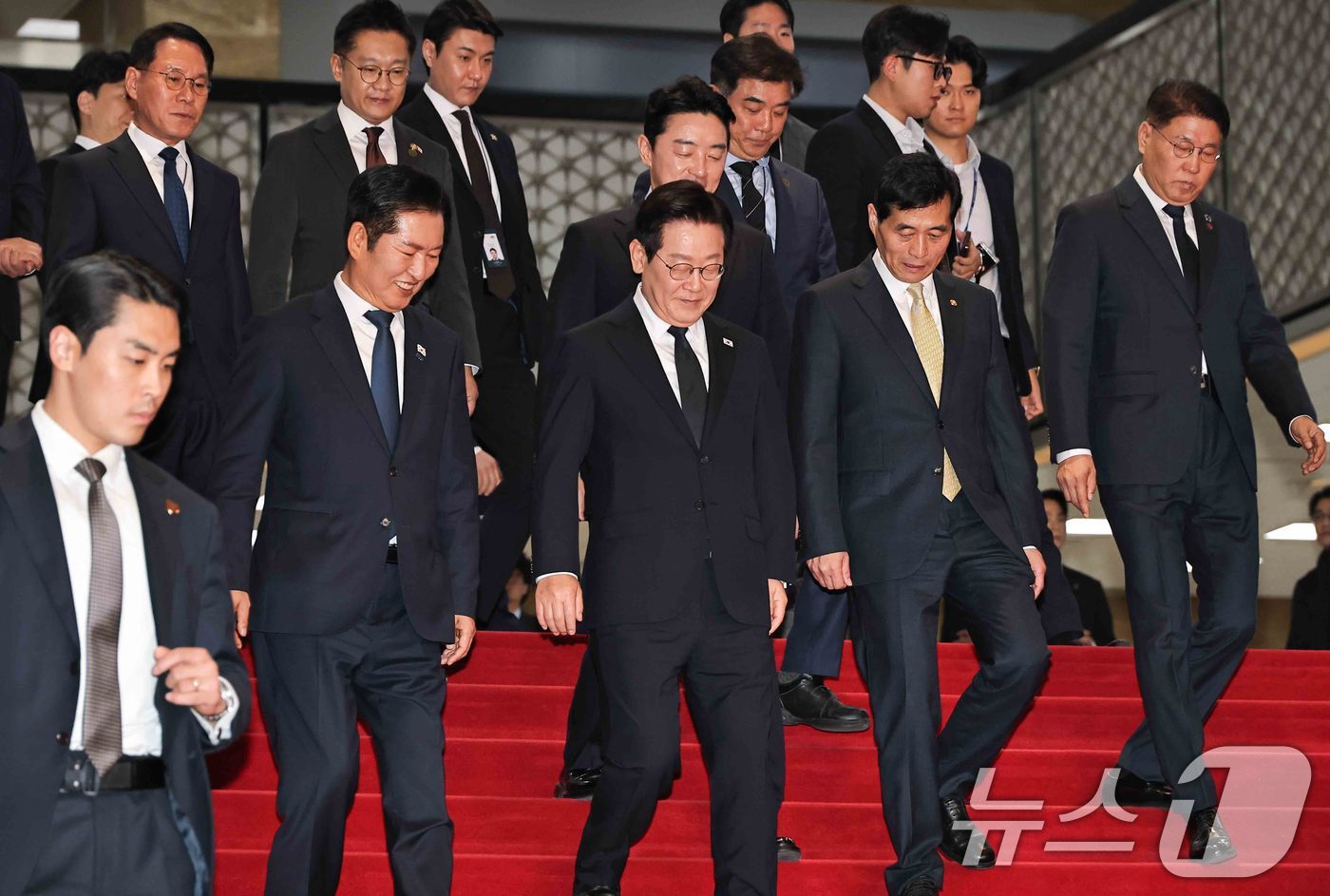 (서울=뉴스1) 국회사진기자단 = 이재명 대통령이 4일 서울 여의도 국회에서 열린 2026년도 예산안 및 기금운용계획안에 대한 정부의 시정연설을 마치고 국회를 나서고 있다. 202 …