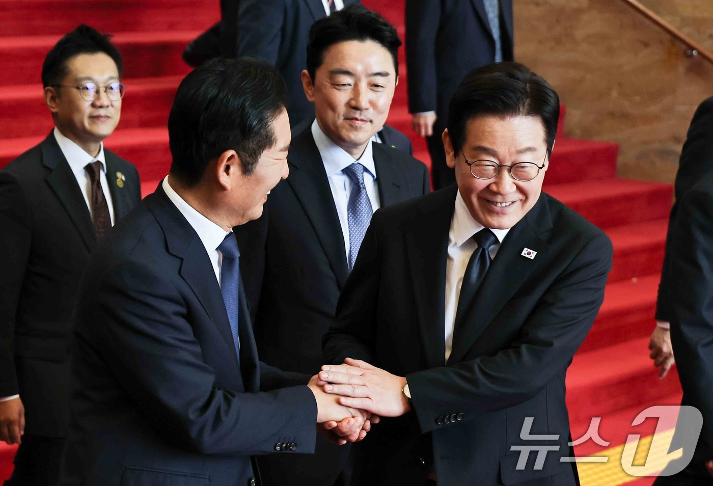 (서울=뉴스1) 국회사진기자단 = 이재명 대통령이 4일 서울 여의도 국회에서 열린 2026년도 예산안 및 기금운용계획안에 대한 정부의 시정연설을 마치고 국회를 나서며 정청래 더불어 …