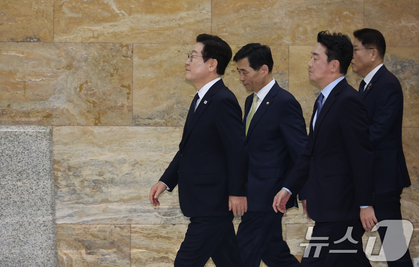 (서울=뉴스1) 국회사진기자단 = 이재명 대통령이 4일 내년도 정부 예산안에 대한 시정연설 마친 뒤 서울 여의도 국회 본회의장을 나서고 있다.  2025.11.4/뉴스1