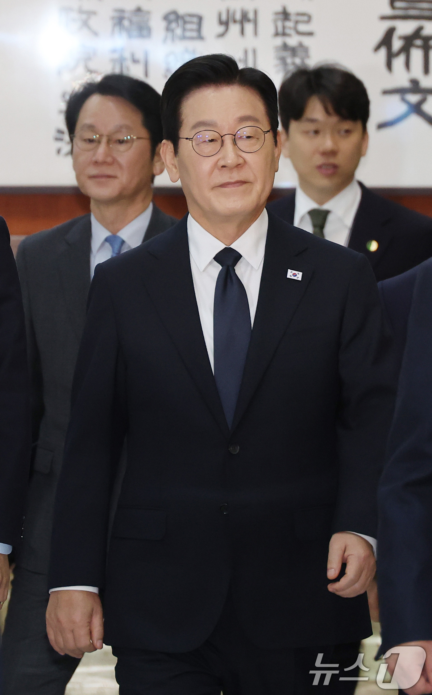 (서울=뉴스1) 국회사진기자단 = 이재명 대통령이 4일 내년도 정부 예산안에 대한 시정연설을 하기 위해 국회 본회의장으로 이동하고 있다. 2025.11.4/뉴스1