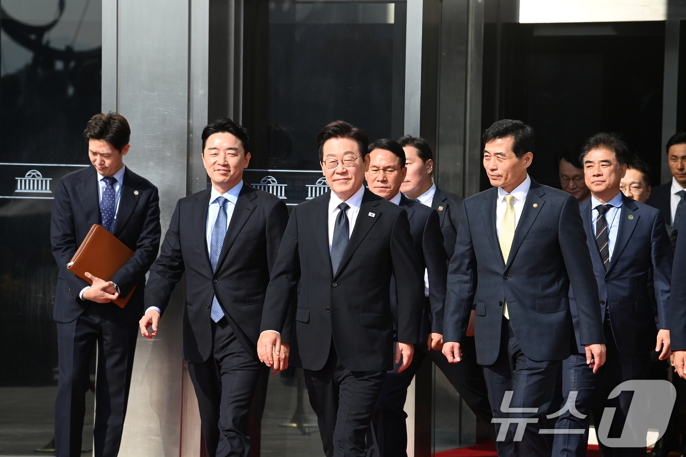 (서울=뉴스1) 국회사진기자단 = 이재명 대통령이 4일 내년도 정부 예산안에 대한 시정연설 마친 뒤 서울 여의도 국회를 나서고 있다. 2025.11.4/뉴스1