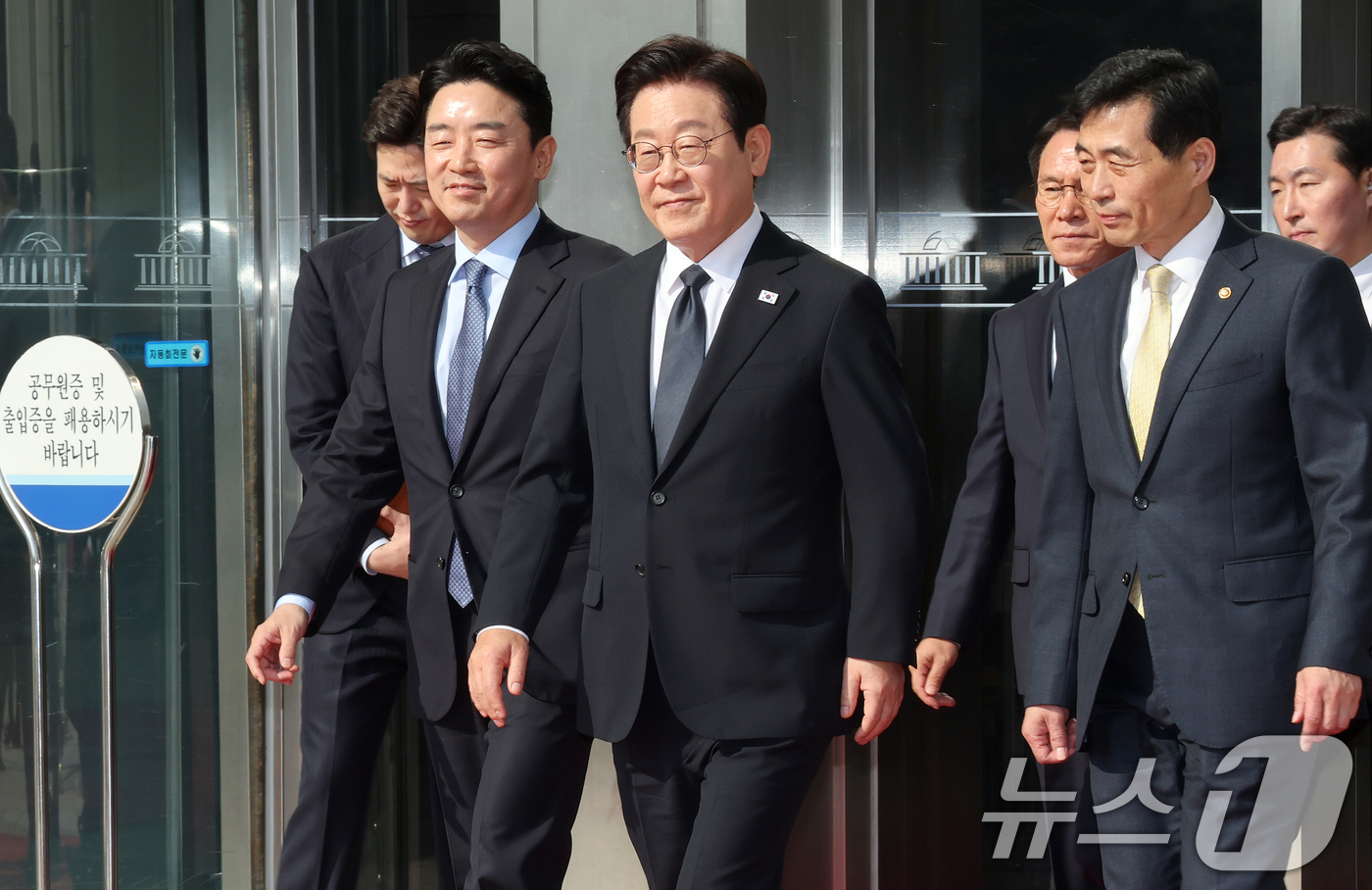 (서울=뉴스1) 국회사진기자단 = 이재명 대통령이 4일 내년도 정부 예산안에 대한 시정연설 마친 뒤 서울 여의도 국회를 나서고 있다. 2025.11.4/뉴스1