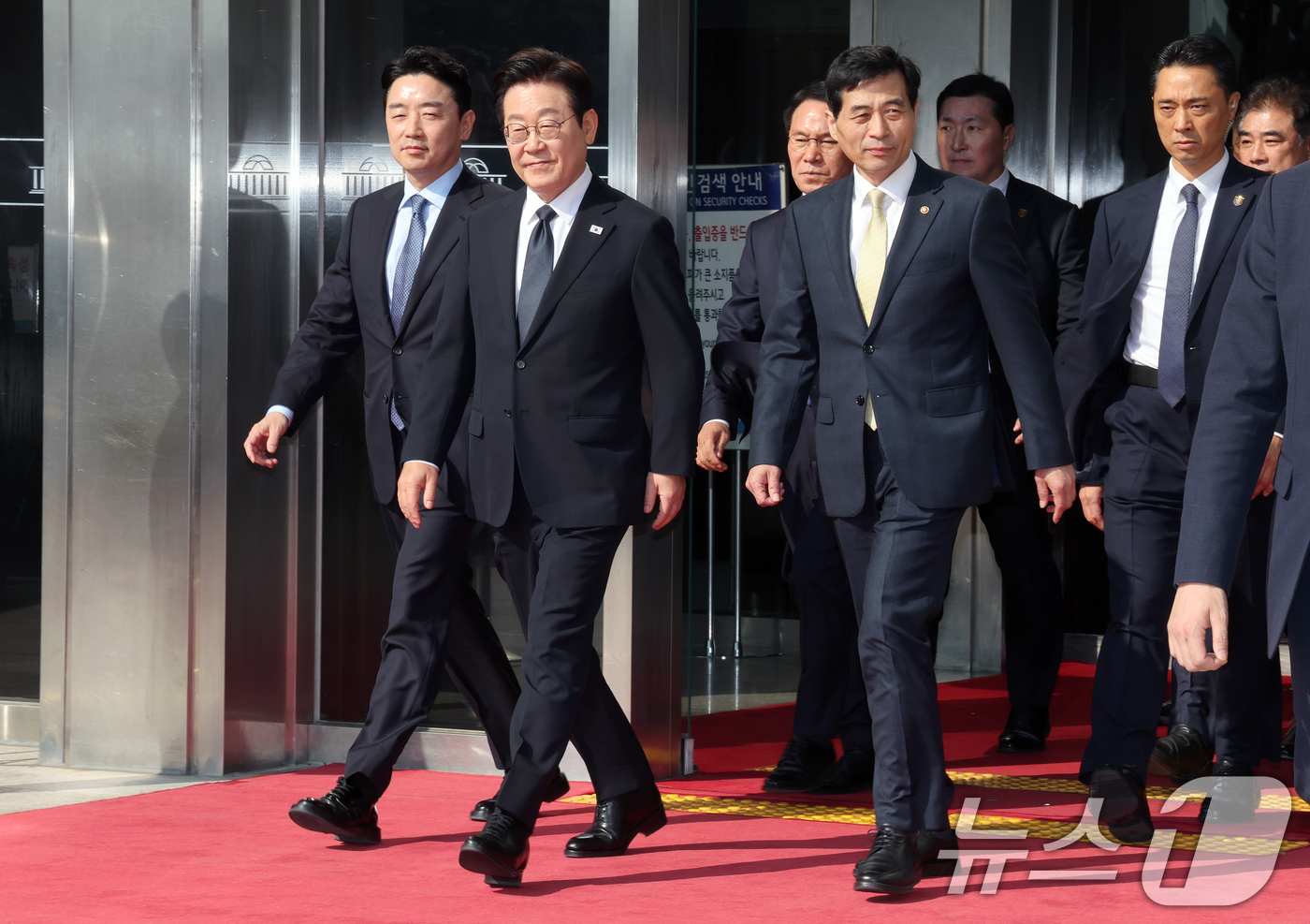 (서울=뉴스1) 국회사진기자단 = 이재명 대통령이 4일 내년도 정부 예산안에 대한 시정연설 마친 뒤 서울 여의도 국회를 나서고 있다. 2025.11.4/뉴스1