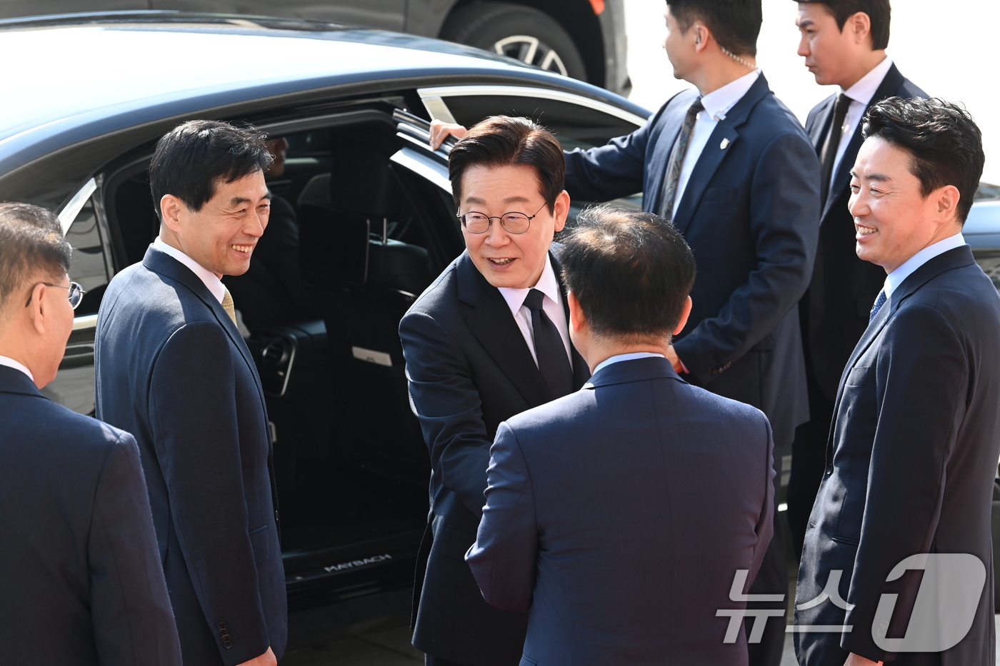 (서울=뉴스1) 국회사진기자단 = 이재명(가운데)대통령이 4일 오전 국회에서 시정연설을 마친 뒤 국회를 떠나고 있다.   2025.11.4/뉴스1