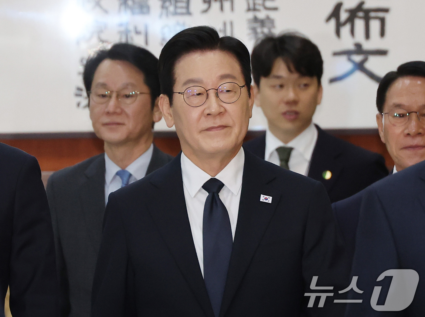 (서울=뉴스1) 국회사진기자단 = 이재명 대통령이 4일 내년도 정부 예산안에 대한 시정연설을 하기 위해 국회 본회의장으로 이동하고 있다. 2025.11.4/뉴스1