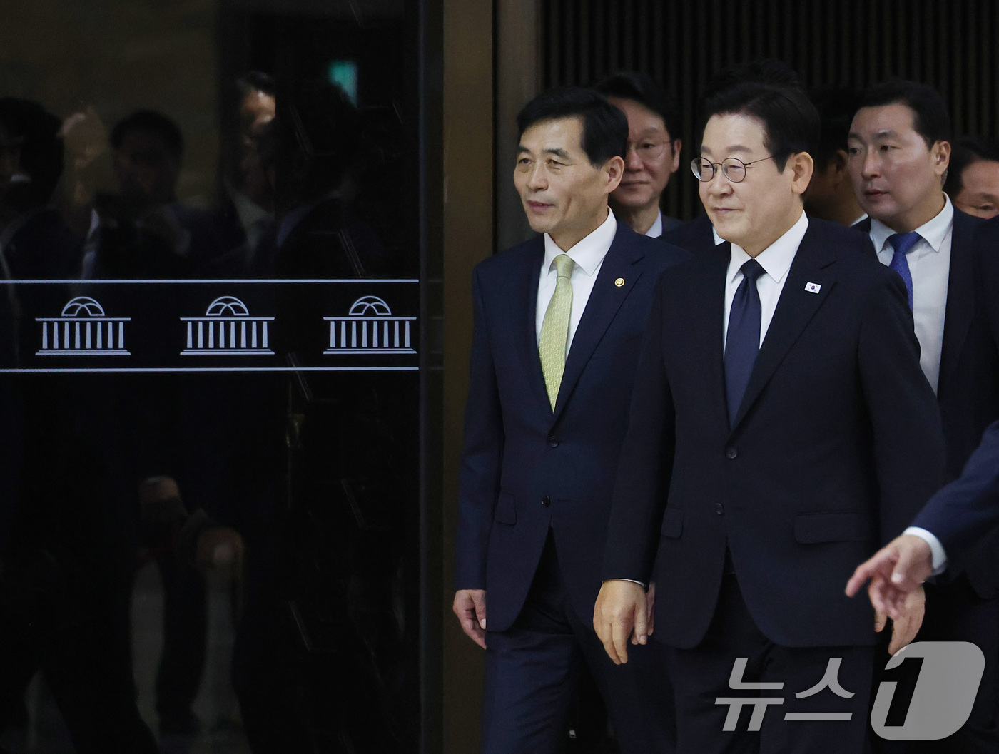 (서울=뉴스1) 국회사진기자단 = 이재명 대통령이 4일 내년도 정부 예산안에 대한 시정연설 마친 뒤 서울 여의도 국회 본회의장을 나서고 있다.  2025.11.4/뉴스1