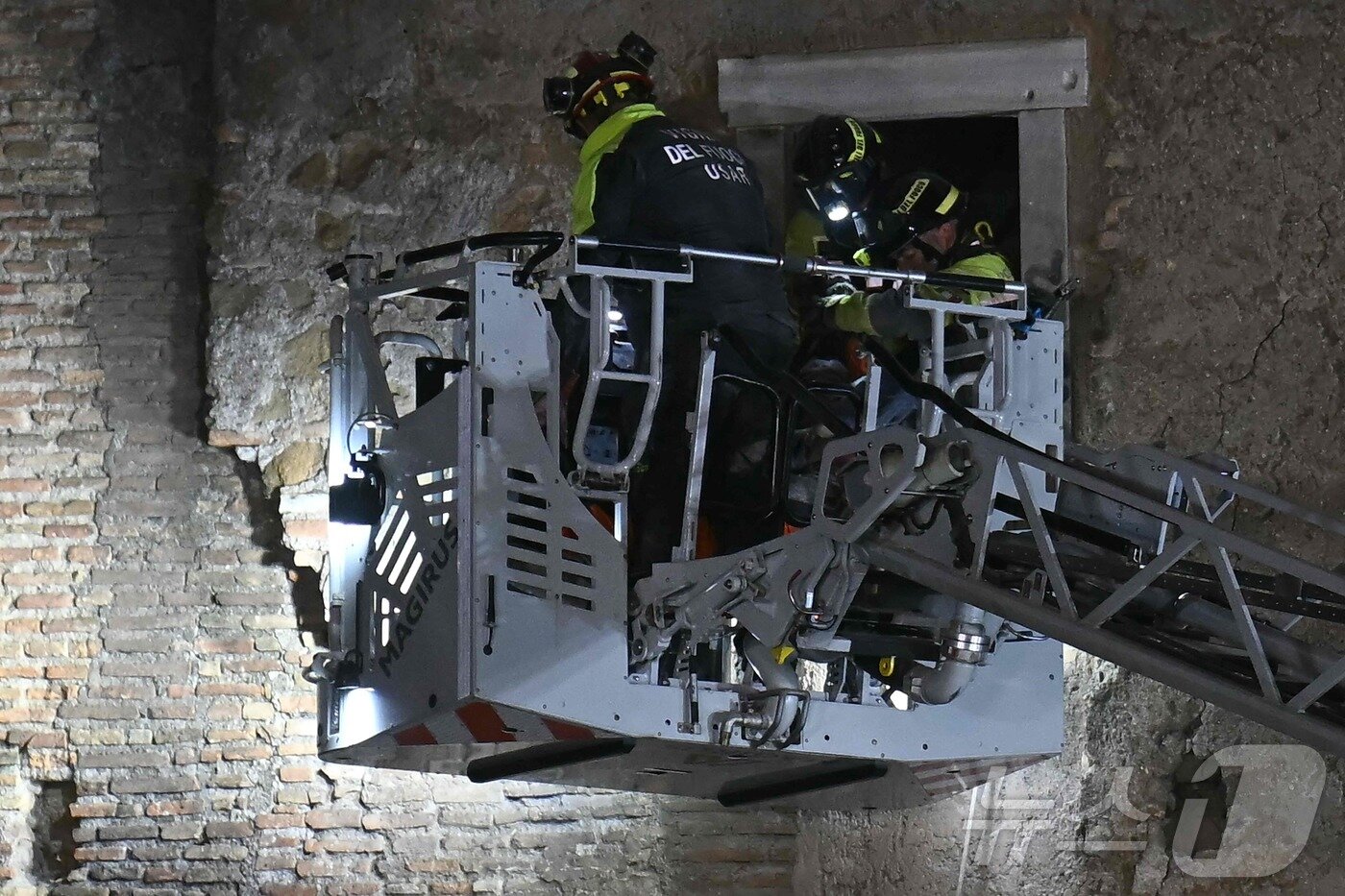 본문 이미지 - 3일(현지시간) 로마 콜로세움 인근에서 중세 탑 '토레 데이 콘티' 일부가 무너진 뒤 구조대원들이 탑에 갇힌 작업자를 구조하고 있다. 2025.11.03. ⓒ AFP=뉴스1 ⓒ News1 이정환 기자