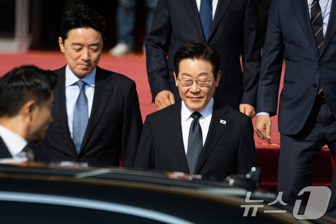 (서울=뉴스1) 유승관 기자 = 이재명 대통령이 4일 서울 여의도 국회에서 2026년도 예산안 및 기금운용계획안에 대한 시정연설을 마친 후 본청을 나서고 있다. 2025.11.4/ …