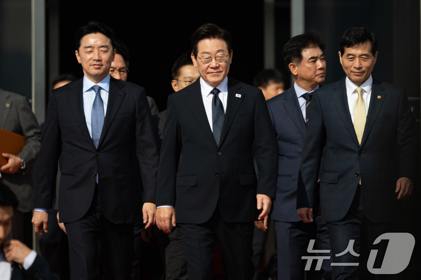 (서울=뉴스1) 유승관 기자 = 이재명 대통령이 4일 서울 여의도 국회에서 2026년도 예산안 및 기금운용계획안에 대한 시정연설을 마친 후 본청을 나서고 있다. 2025.11.4/ …