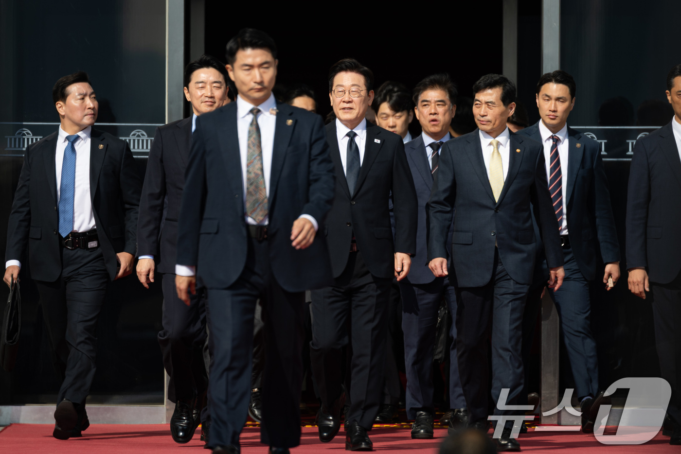 (서울=뉴스1) 유승관 기자 = 이재명 대통령이 4일 서울 여의도 국회에서 2026년도 예산안 및 기금운용계획안에 대한 시정연설을 마친 후 본청을 나서고 있다. 2025.11.4/ …