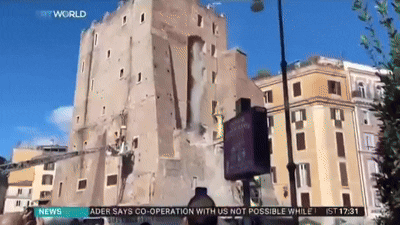 본문 이미지 - 3일(현지시간) 오전 로마 콜로세움 근처에서 중세 시대 탑 토레 데이 콘티의 일부가 무너지는 사고가 있었다. (출처=엑스)