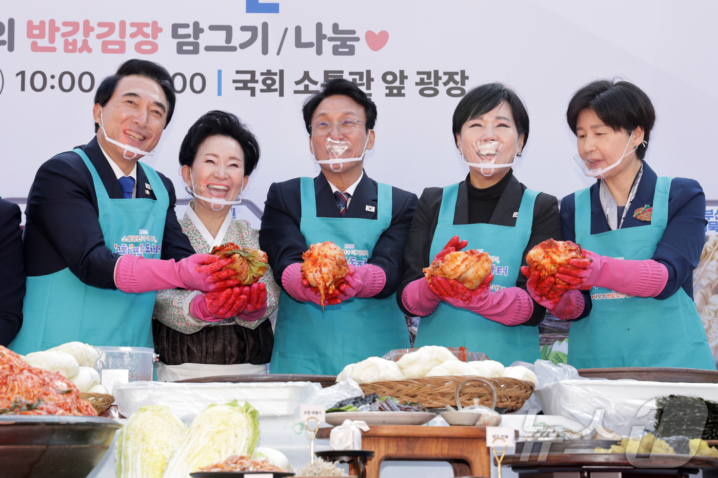 (서울=뉴스1) 신웅수 기자 = 김민석 국무총리가 4일 서울 여의도 국회에서 열린 국회 팔도장터에서 사랑의 반값 김장 담그기를 하고 있다. 2025.11.4/뉴스1