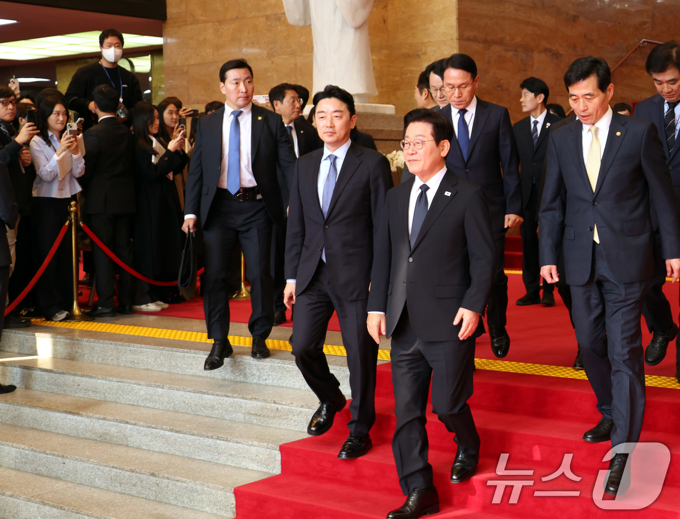 (서울=뉴스1) 국회사진기자단 = 이재명 대통령이 4일 서울 여의도 국회에서 2026년도 예산안 및 기금운용계획안에 대한 시정연설을 마친 후 본청을 나서고 있다. 2025.11.4 …