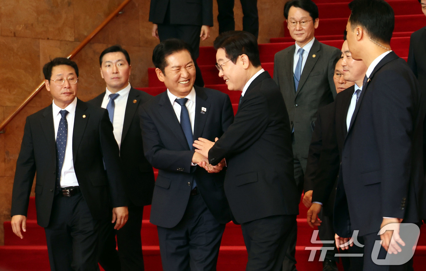 (서울=뉴스1) 국회사진기자단 = 이재명 대통령이 4일 서울 여의도 국회에서 2026년도 예산안 및 기금운용계획안에 대한 시정연설을 마친 후 정청래 대표와 인사하고 있다. 2025 …