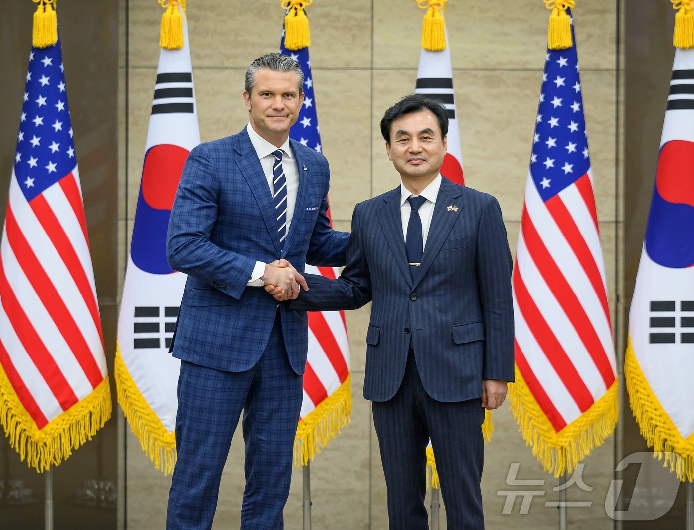 (서울=뉴스1) = 안규백 국방부 장관과 피트 헤그세스 미국 국방부 장관이 4일 서울 용사 국방부에서 제57차 한미안보협의회(SCM) 확대회의에 앞서 기념촬영을 하고 있다. (국방 …