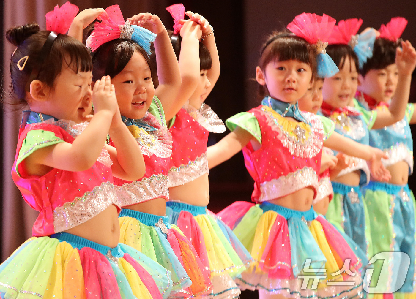 (부산=뉴스1) 윤일지 기자 = 4일 부산 부산진구청 대강당에서 열린 '제10회 부산진구 꿈동이 동요제'에서 어린이들이 율동과 함께 동요를 부르고 있다. 2025.11.4/뉴스1