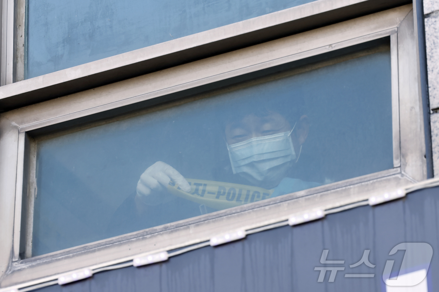 (서울=뉴스1) 박정호 기자 = 4일 서울 강동구 천호동의 한 재개발조합 사무실에서 흉기 난동 사건이 발생, 현장 조사를 마친 경찰 과학수사대가 폴리스라인을 설치하고 있다.이 사건 …