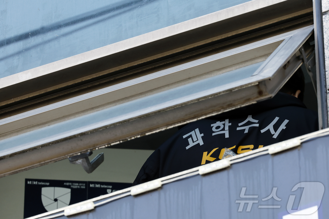 (서울=뉴스1) 박정호 기자 = 4일 서울 강동구 천호동의 한 재개발조합 사무실에서 흉기 난동 사건이 발생, 경찰 과학수사대가 현장 조사를 하고 있다.이 사건으로 3명이 병원으로 …