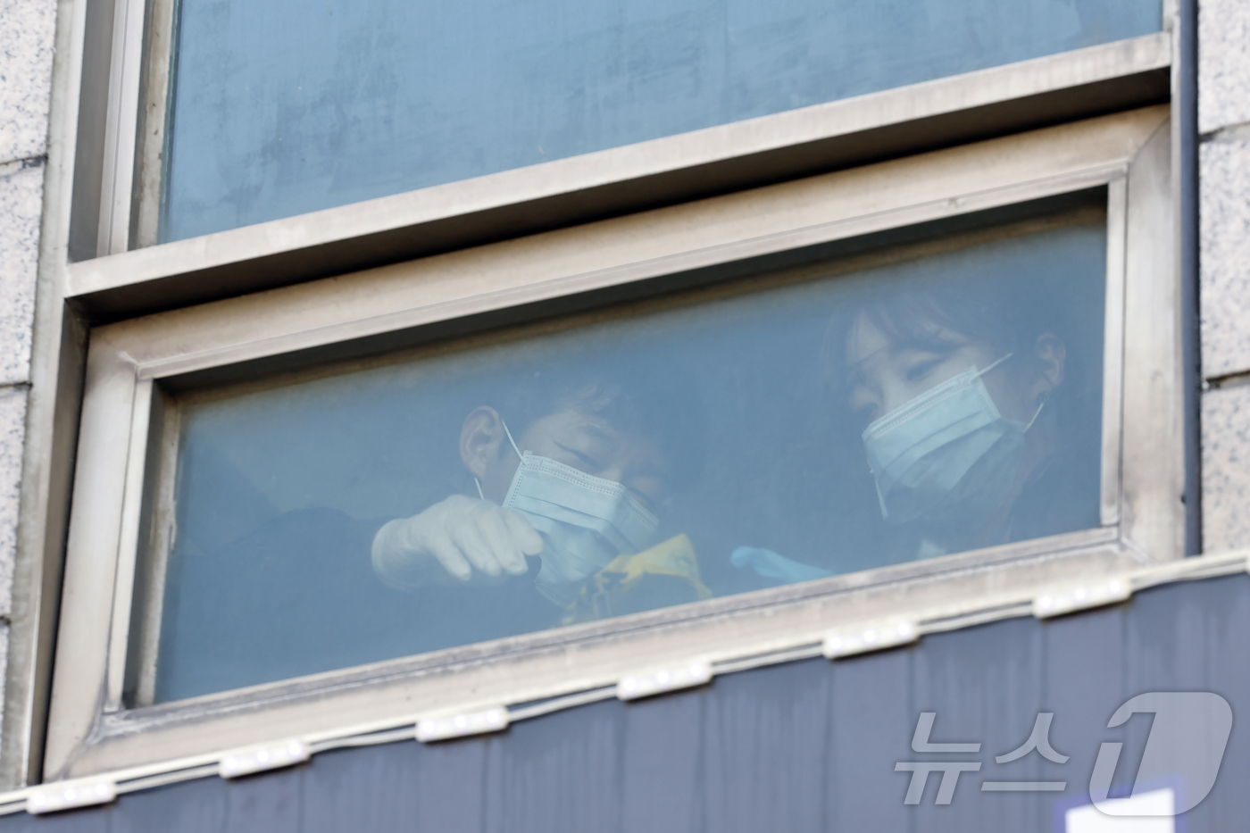 (서울=뉴스1) 박정호 기자 = 4일 서울 강동구 천호동의 한 재개발조합 사무실에서 흉기 난동 사건이 발생, 현장 조사를 마친 경찰 과학수사대가 폴리스라인을 설치하고 있다.이 사건 …