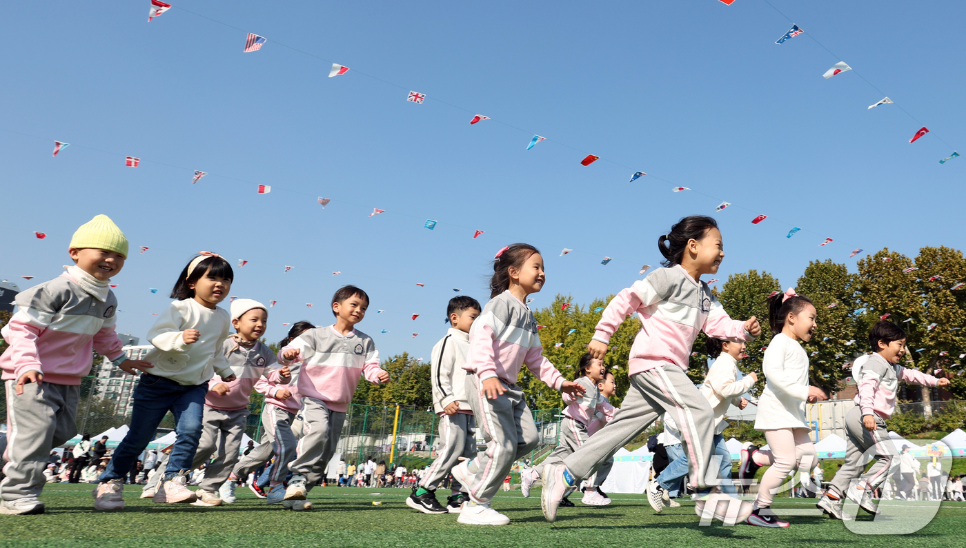 (서울=뉴스1) 김명섭 기자 = 4일 서울 송파구 잠실유수지공원에서 열린 '2025 송파 어린이집 대잔치'에서 아이들이 선생님과 뛰어 놀며 즐거운 시간을 보내고 있다.국공립·민간· …