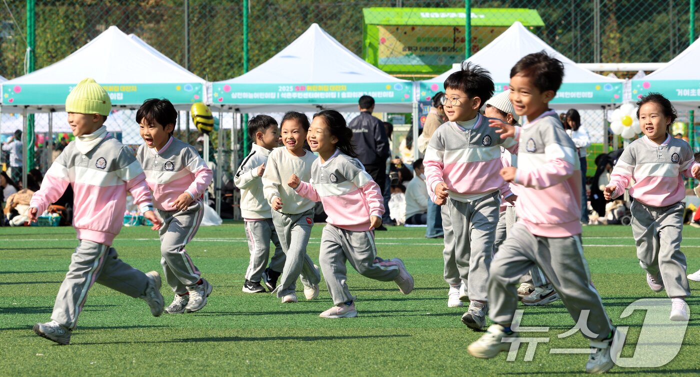 본문 이미지 - 지난달 4일 서울 송파구 잠실유수지공원에서 열린 &#39;2025 송파 어린이집 대잔치&#39;에서 아이들이 선생님과 뛰어 놀며 즐거운 시간을 보내고 있다. 2025.11.4/뉴스1 ⓒ News1 김명섭 기자