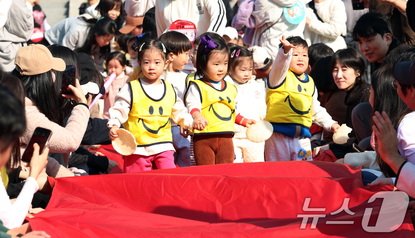 (서울=뉴스1) 김명섭 기자 = 4일 서울 송파구 잠실유수지공원에서 열린 '2025 송파 어린이집 대잔치'에서 아이들이 게임을 하며 즐거운 시간을 보내고 있다.국공립·민간·가정·직 …