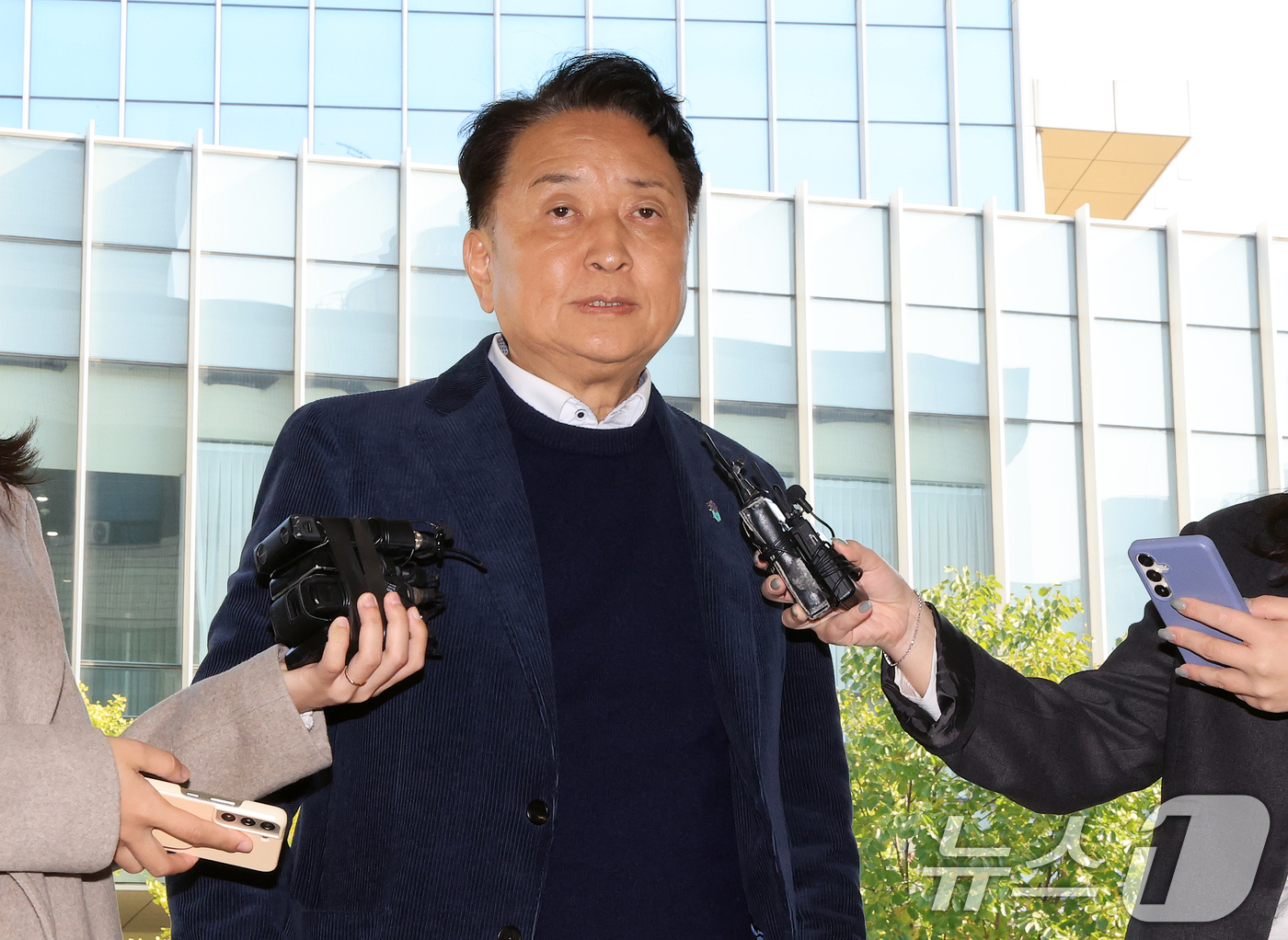 (서울=뉴스1) 이호윤 기자 = 오송참사 국정조사에서 위증한 혐의를 받고 있는 김영환 충북지사가 4일 서울 영등포구 서울영등포경찰서에서 피의자 신분으로 조사받기 위해 출석하기 전 …