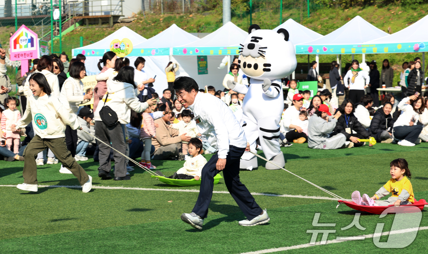 (서울=뉴스1) 김명섭 기자 = 서강석 송파구청장이 4일 서울 송파구 잠실유수지공원에서 열린 '2025 송파 어린이집 대잔치'에서 아이들과 게임을 하며 즐거운 시간을 보내고 있다. …