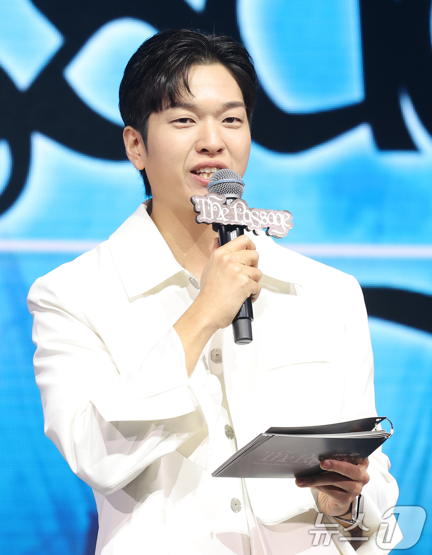 (서울=뉴스1) 권현진 기자 = 방송인 유재필이 4일 서울 광장동 예스24 라이브홀에서 열린 아홉의 두 번째 미니앨범 'The Passage(더 패시지)' 쇼케이스에서 진행을 하고 …