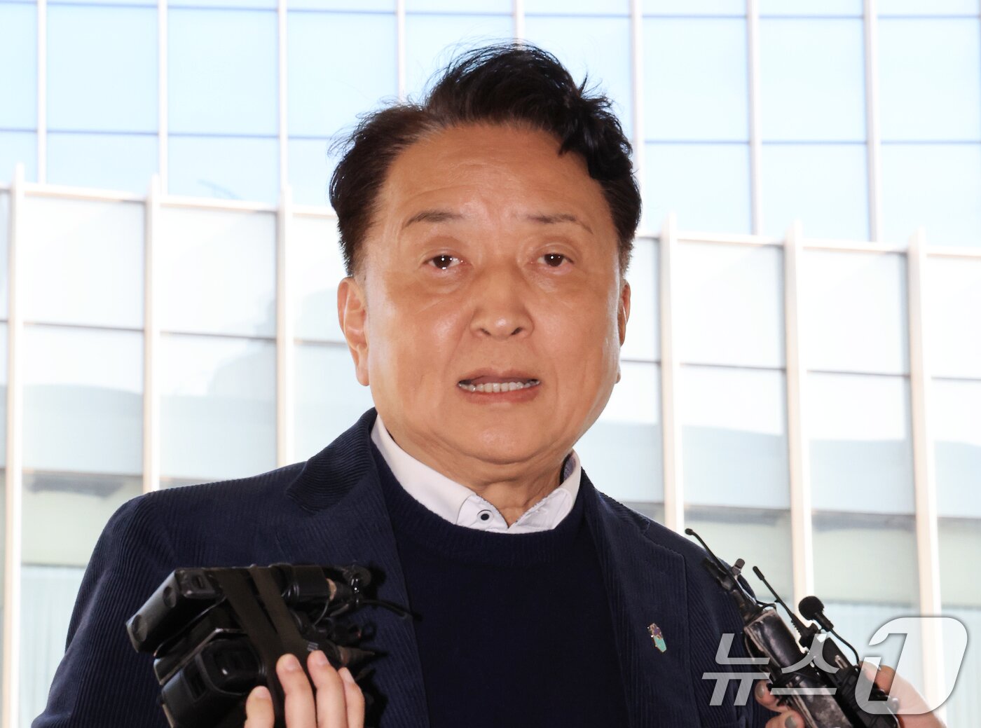 본문 이미지 - 오송참사 국정조사에서 위증한 혐의를 받고 있는 김영환 충북지사가 4일 서울 영등포구 서울영등포경찰서에서 피의자 신분으로 조사받기 위해 출석하기 전 취재진 질문에 답변하고 있다. 2025.11.4/뉴스1 ⓒ News1 이호윤 기자