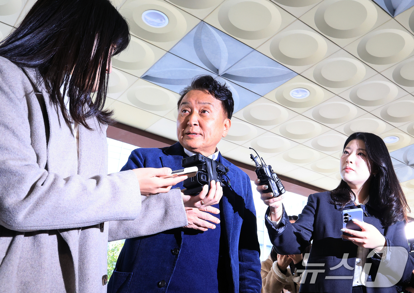 (서울=뉴스1) 이호윤 기자 = 오송참사 국정조사에서 위증한 혐의를 받고 있는 김영환 충북지사가 4일 서울 영등포구 서울영등포경찰서에서 피의자 신분으로 조사받기 위해 출석하기 전 …