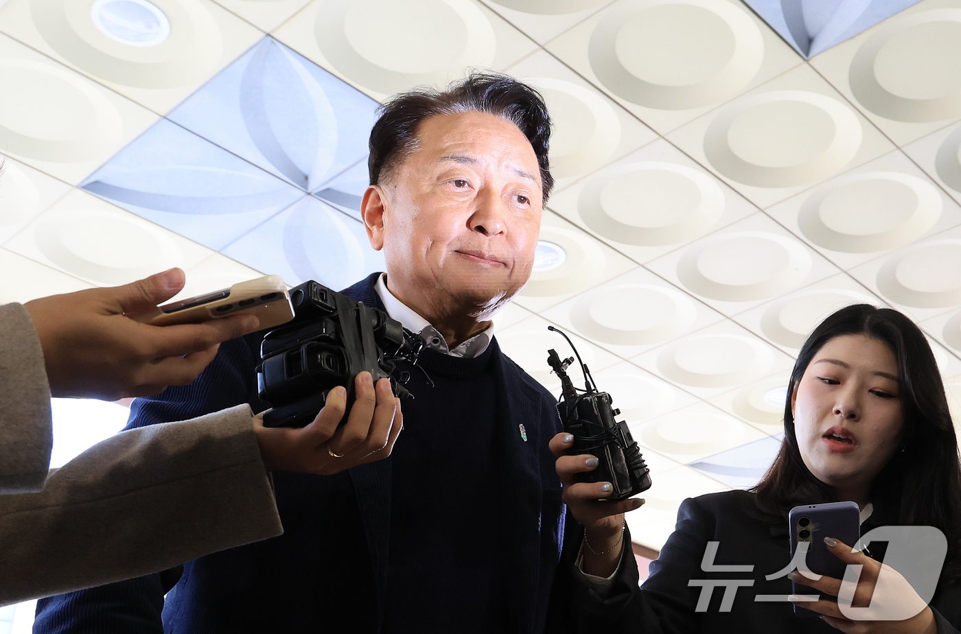 (서울=뉴스1) 이호윤 기자 = 오송참사 국정조사에서 위증한 혐의를 받고 있는 김영환 충북지사가 4일 서울 영등포구 서울영등포경찰서에서 피의자 신분으로 조사받기 위해 출석하고 있다 …